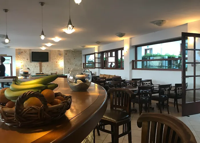 מלון Amazones Village 4*