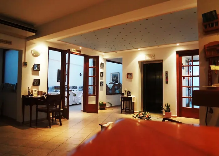 מלון Amazones Village 4*