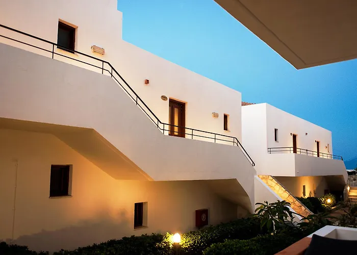 أمازونيس فيليج سويتس 4*